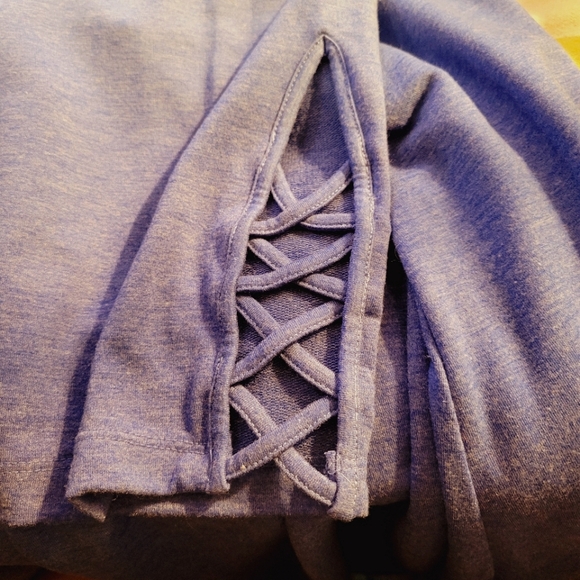 AVE Leisure size 26/28 gradient hooded v-neck blue top. Lattice work on sleeves. - Picture 3 of 4